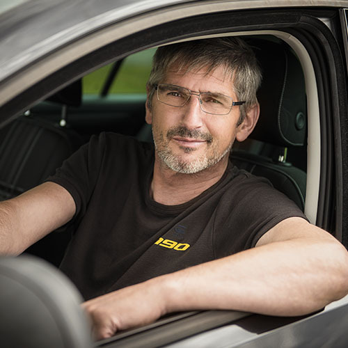 Ingo Poel, Fahrlehrer der Fahrschule Schomaker-Behrens, am Steuer eines Fahrschulwagens