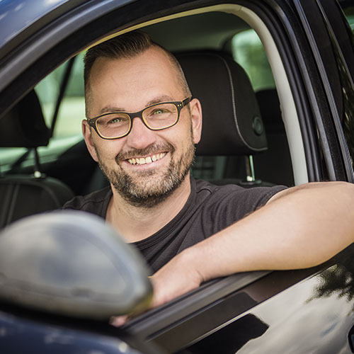 René Schulz, Fahrlehrer und Prokurist der Fahrschule Schomaker-Behrens, am Steuer eines Fahrschulwagens